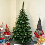Brad artificial Christmas Deluxe by Sersimo, Islanda, cu ornamente de cristal si conuri, 180cm