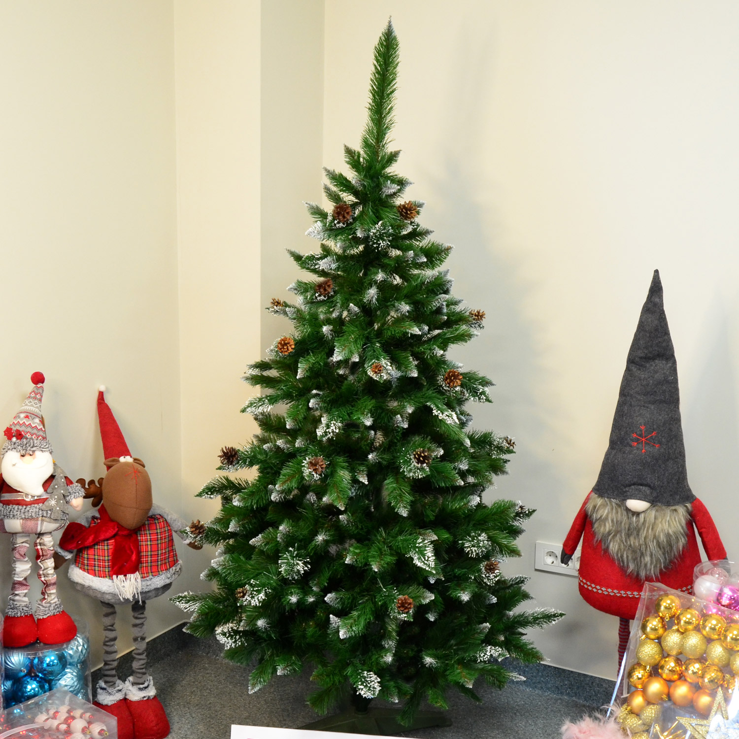Brad artificial Christmas Deluxe by Sersimo, Islanda, cu ornamente de cristal si conuri, 180cm