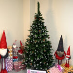 Brad artificial Christmas Deluxe by Sersimo, Islanda, cu ornamente de cristal si conuri, 220cm