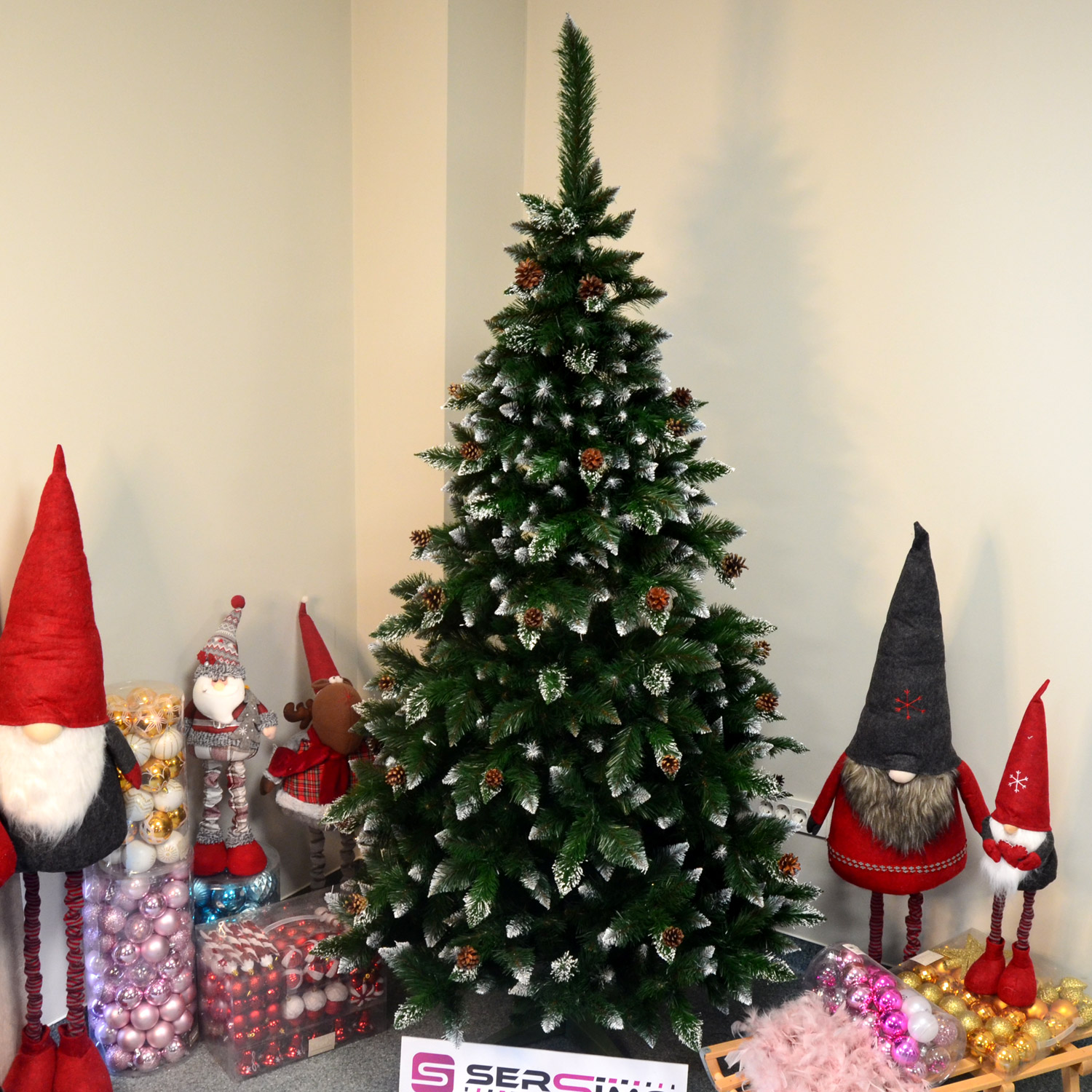 Brad artificial Christmas Deluxe by Sersimo, Islanda, cu ornamente de cristal si conuri, 220cm