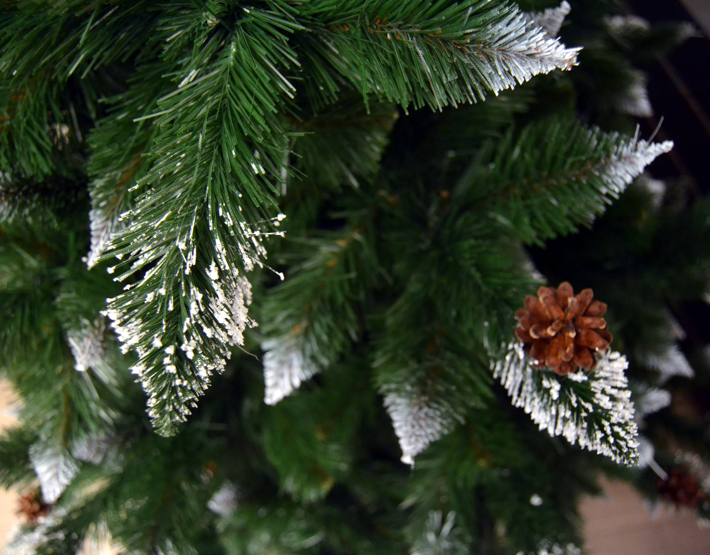 Brad artificial Christmas Deluxe by Sersimo, Islanda, cu ornamente de cristal si conuri, 220cm - Image 5
