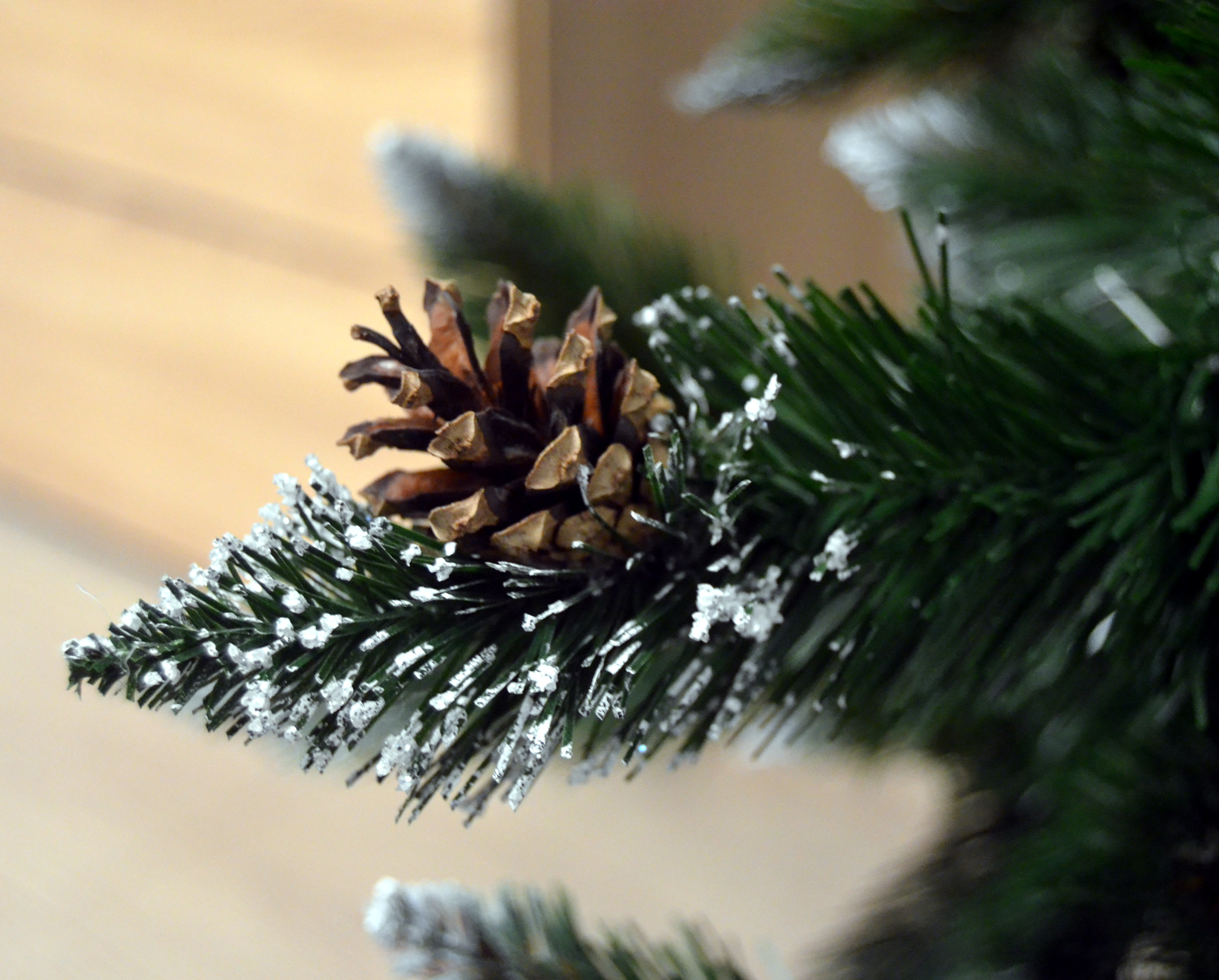 Brad artificial Christmas Deluxe by Sersimo, Islanda, cu ornamente de cristal si conuri, 220cm - Image 18
