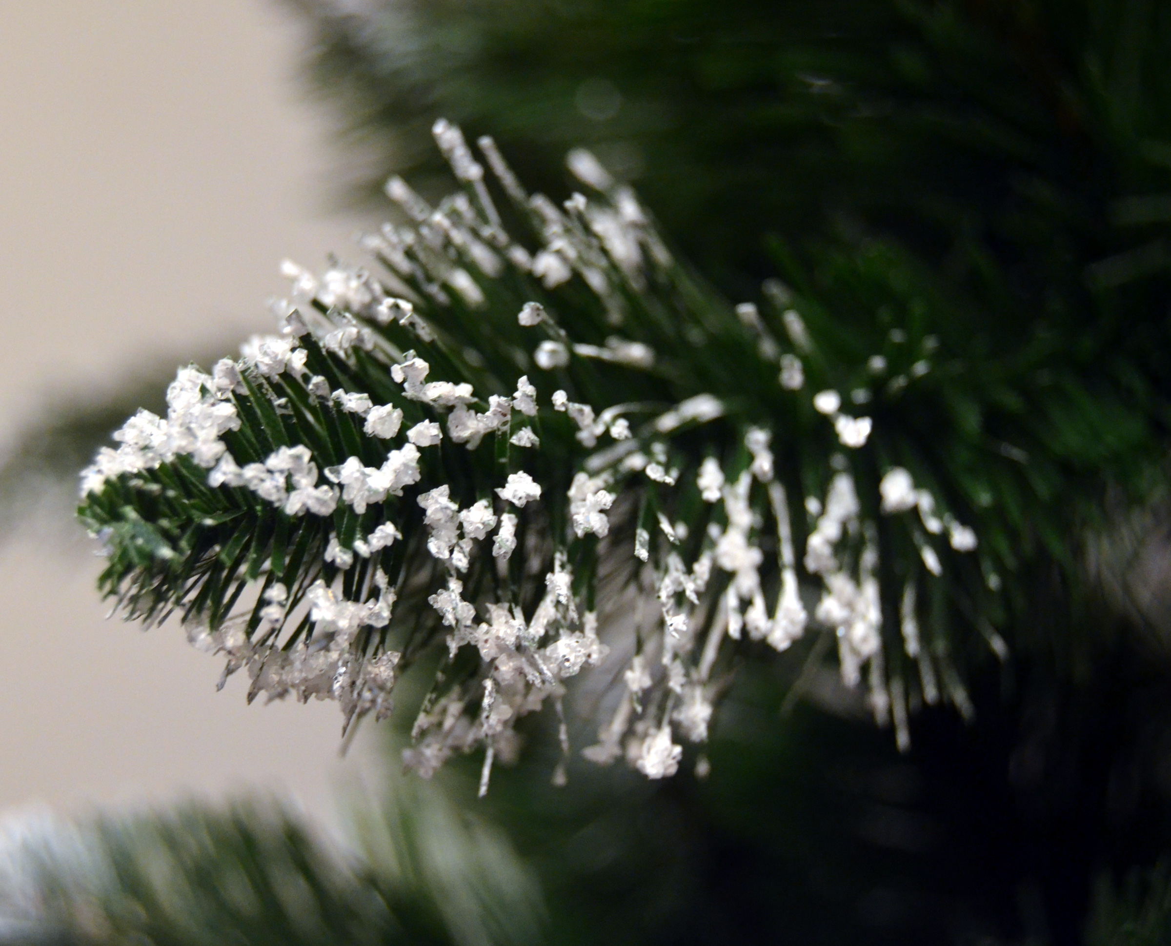 Brad artificial Christmas Deluxe by Sersimo, Islanda, cu ornamente de cristal si conuri, 180cm - Image 13