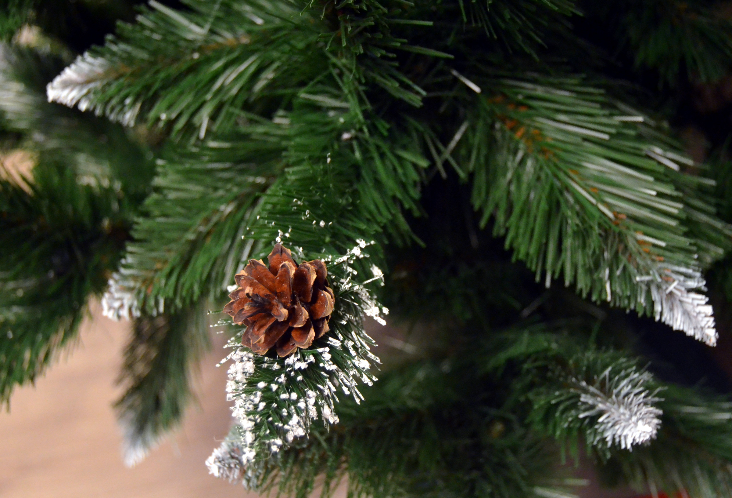 Brad artificial Christmas Deluxe by Sersimo, Islanda, cu ornamente de cristal si conuri, 220cm - Image 19