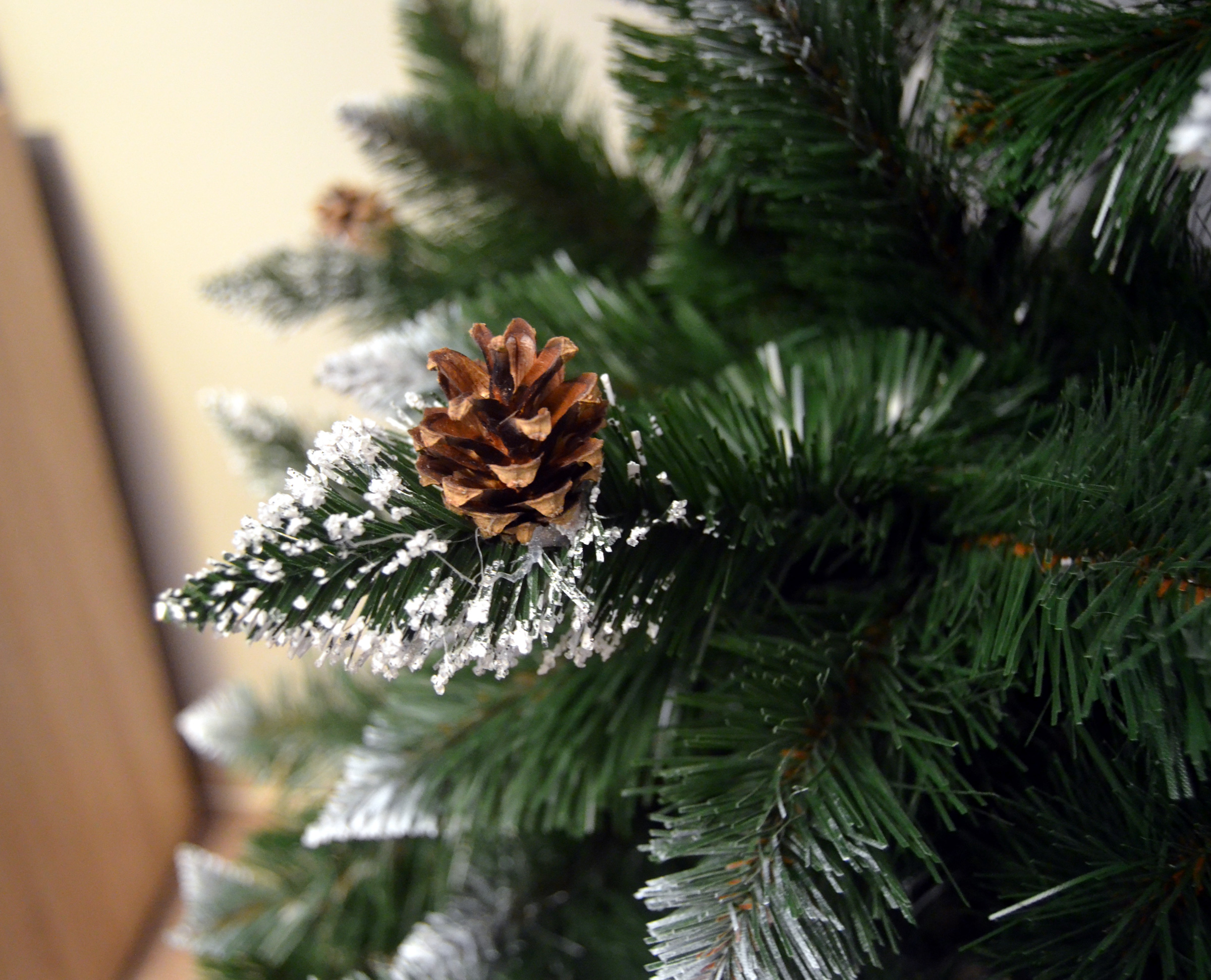 Brad artificial Christmas Deluxe by Sersimo, Islanda, cu ornamente de cristal si conuri, 220cm - Image 21