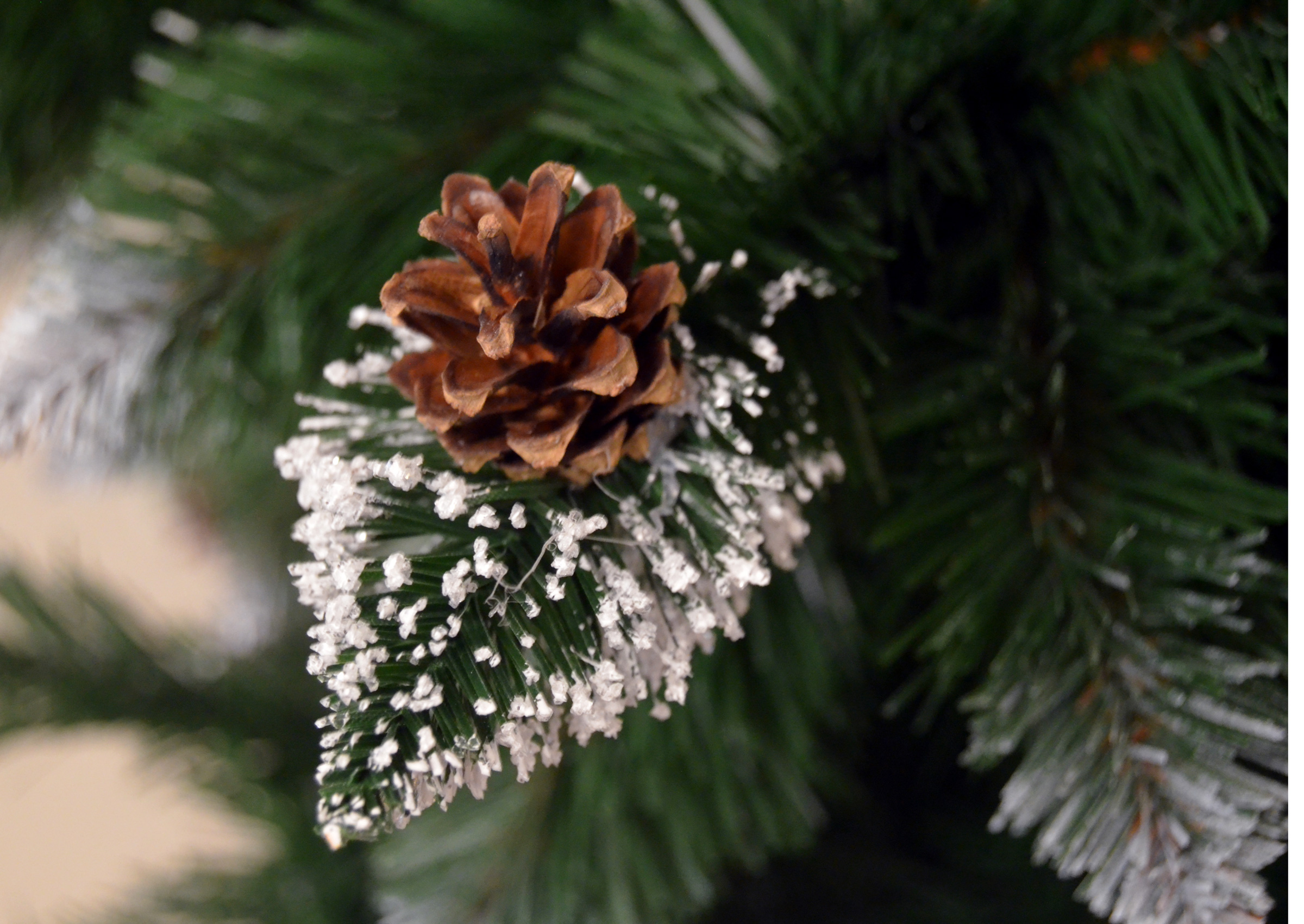 Brad artificial Christmas Deluxe by Sersimo, Islanda, cu ornamente de cristal si conuri, 180cm - Image 7