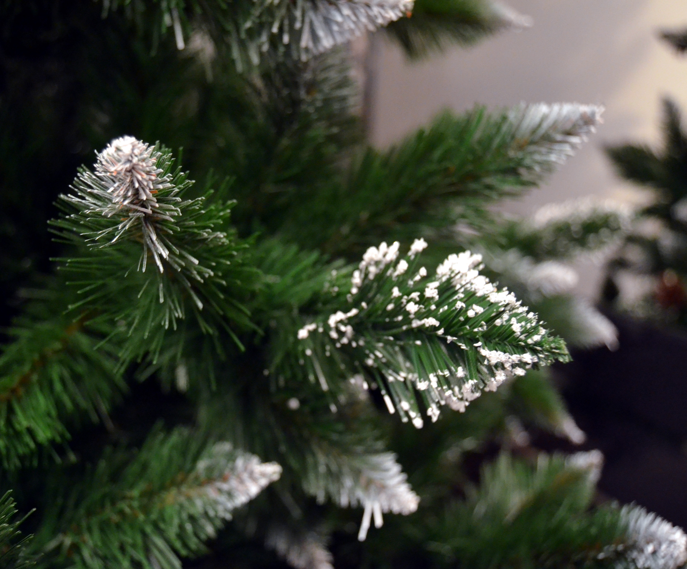 Brad artificial Christmas Deluxe by Sersimo, Islanda, cu ornamente de cristal si conuri, 220cm - Image 13