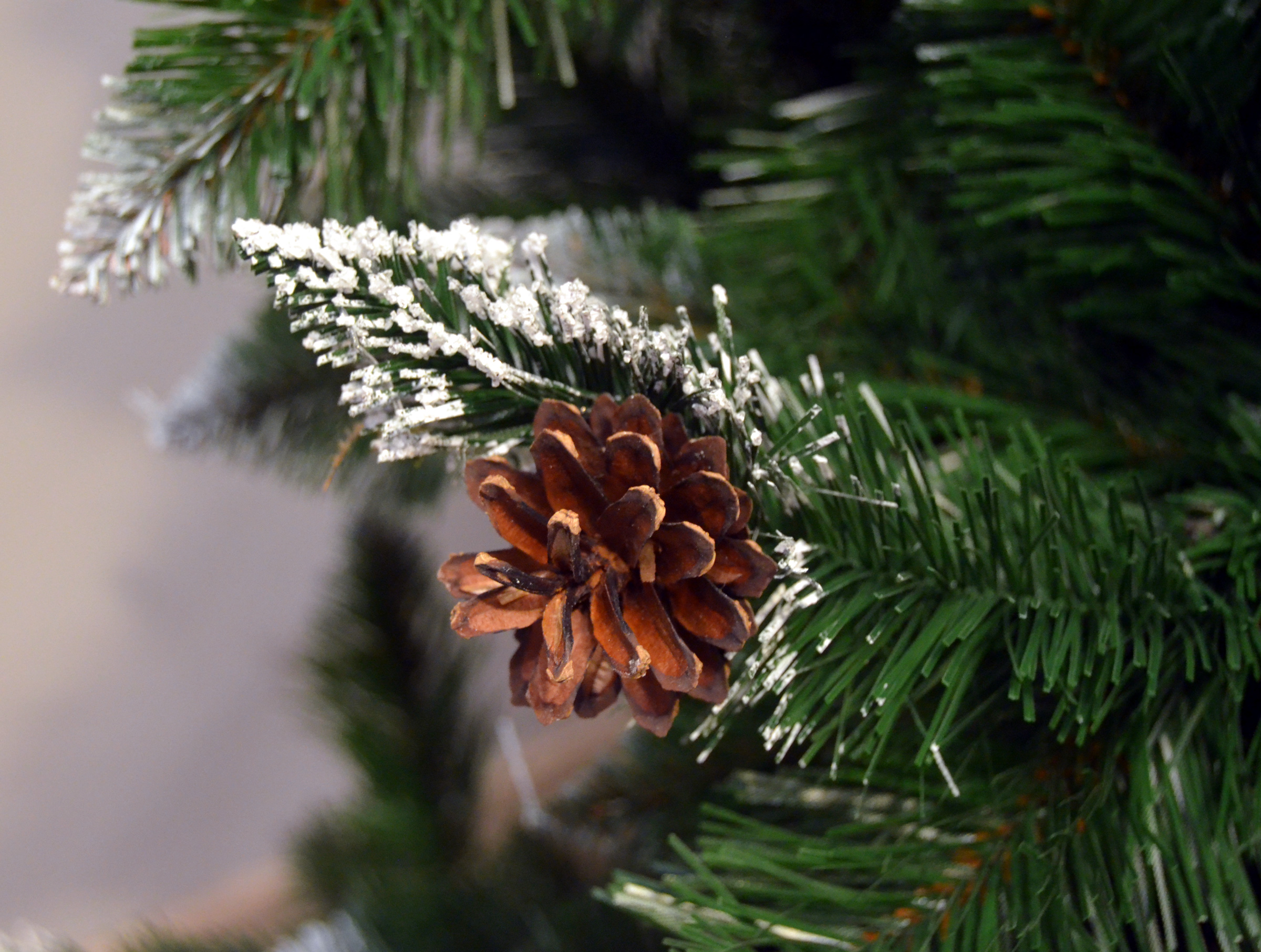 Brad artificial Christmas Deluxe by Sersimo, Islanda, cu ornamente de cristal si conuri, 180cm - Image 9