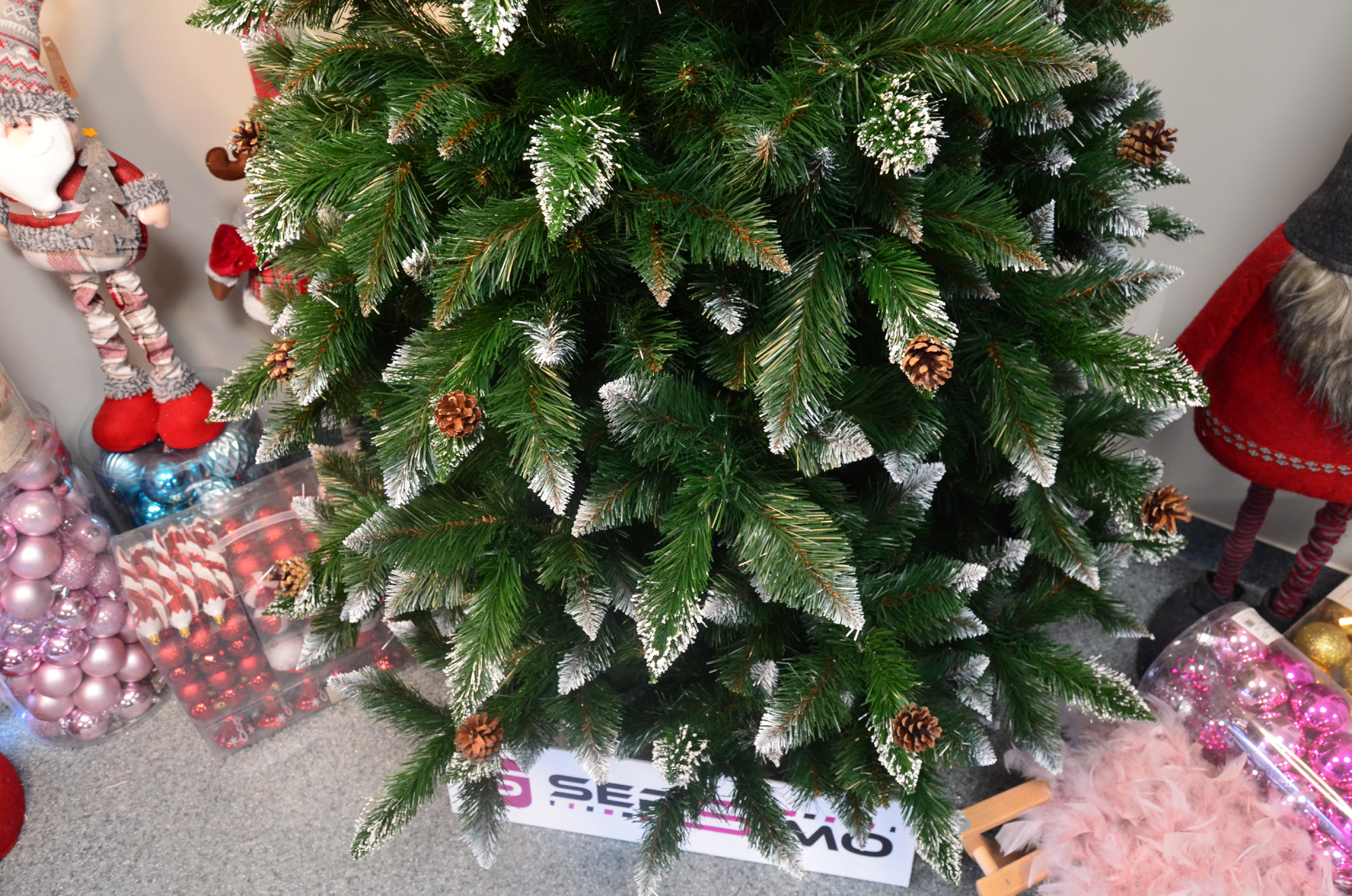 Brad artificial Christmas Deluxe by Sersimo, Islanda, cu ornamente de cristal si conuri, 220cm - Image 8