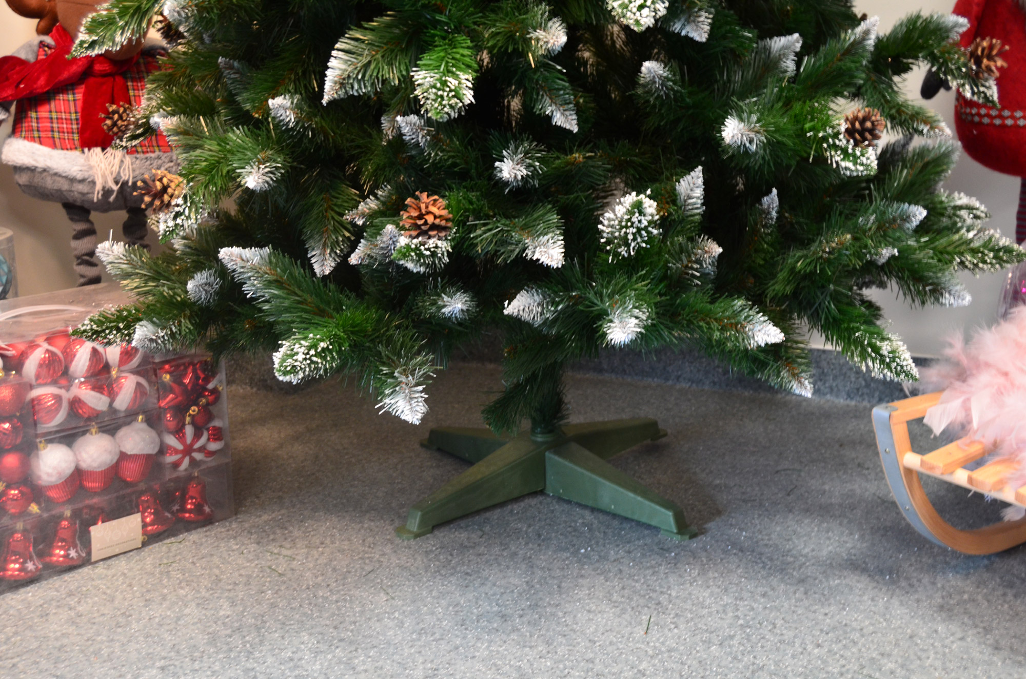 Brad artificial Christmas Deluxe by Sersimo, Islanda, cu ornamente de cristal si conuri, 220cm - Image 10