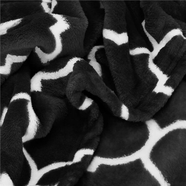 Patura pufoasa pentru 2 persoane, 200x220cm, cu model trifoi marocan, negru alb - Image 6