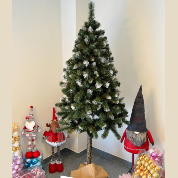 Mesterséges karácsonyfa Christmas Deluxe by Sersimo, fa törzsű talppal, havas (Snow), 220 cmPARAMÉTEREK: Fa magassága: 220 cm Zöld talp mérete: 21 x 21 cm Csúcs magassága: kb. 30 cm A karácsonyfa maximális szélessége (átmérő): 90 cm Talp magassága: 10 cm Ágszintek száma: 11 + csúcs Ágak száma: 32 Elágazások száma: 281 Törzs átmérője: kb. 8 cm Összecsukható talp A korona elemeinek száma: 2 Fából készült törzs magassága: kb. 55 cm Kiegészítő: jutazsák a talp eltakarásához Összeszerelést igényel Természetes fatörzs, amelyen gyanta- és ágelválások nyomai előfordulhatnak. A törzs átmérője és magassága enyhén eltérhet, mivel természetes anyagról van szó. EGYEDI KARÁCSONYI FA EGYEDI KARÁCSONYRA Mi lehet varázslatosabb, mint a karácsony egyedülálló hangulata? Valószínűleg senki sem kételkedik abban, hogy egy gyönyörűen feldíszített karácsonyfa a legfontosabb eleme ennek a varázslatos ünnepi légkörnek. A karácsonyfa díszítése a családdal együtt az év egyik legemlékezetesebb pillanata, amely számos szép emléket idéz fel. A bemutatott karácsonyfa különleges módon tükrözi vissza a karácsony csodálatos hangulatát – egyszerre ismerős és meghitt formában –, kiemelve az ünnep melegét és családias légkörét. FEDEZZE FEL KARÁCSONYFÁNK ELŐNYEIT  Precíz kivitelezés, amely ötvözi a tartósságot és az eleganciát  Sűrű ág- és tűelrendezés  Egyenletes tűeloszlás az ágak mentén – nincsenek hézagok  Könnyen formázható ágak, többféle alakzatban hajlíthatók  Élethű és változatos ágvégek  Természetes fenyőtűket tökéletesen utánzó szín  Magassági szintekhez igazodó ágstruktúra  Erős és tartós huzalok