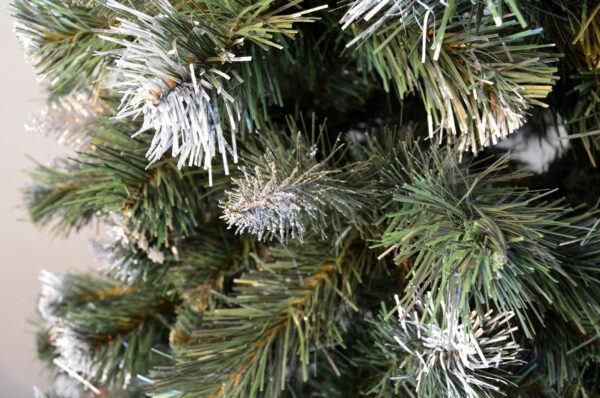 Mesterséges karácsonyfa Christmas Deluxe by Sersimo, fa törzsű talppal, havas (Snow), 220 cmPARAMÉTEREK: Fa magassága: 220 cm Zöld talp mérete: 21 x 21 cm Csúcs magassága: kb. 30 cm A karácsonyfa maximális szélessége (átmérő): 90 cm Talp magassága: 10 cm Ágszintek száma: 11 + csúcs Ágak száma: 32 Elágazások száma: 281 Törzs átmérője: kb. 8 cm Összecsukható talp A korona elemeinek száma: 2 Fából készült törzs magassága: kb. 55 cm Kiegészítő: jutazsák a talp eltakarásához Összeszerelést igényel Természetes fatörzs, amelyen gyanta- és ágelválások nyomai előfordulhatnak. A törzs átmérője és magassága enyhén eltérhet, mivel természetes anyagról van szó. EGYEDI KARÁCSONYI FA EGYEDI KARÁCSONYRA Mi lehet varázslatosabb, mint a karácsony egyedülálló hangulata? Valószínűleg senki sem kételkedik abban, hogy egy gyönyörűen feldíszített karácsonyfa a legfontosabb eleme ennek a varázslatos ünnepi légkörnek. A karácsonyfa díszítése a családdal együtt az év egyik legemlékezetesebb pillanata, amely számos szép emléket idéz fel. A bemutatott karácsonyfa különleges módon tükrözi vissza a karácsony csodálatos hangulatát – egyszerre ismerős és meghitt formában –, kiemelve az ünnep melegét és családias légkörét. FEDEZZE FEL KARÁCSONYFÁNK ELŐNYEIT  Precíz kivitelezés, amely ötvözi a tartósságot és az eleganciát  Sűrű ág- és tűelrendezés  Egyenletes tűeloszlás az ágak mentén – nincsenek hézagok  Könnyen formázható ágak, többféle alakzatban hajlíthatók  Élethű és változatos ágvégek  Természetes fenyőtűket tökéletesen utánzó szín  Magassági szintekhez igazodó ágstruktúra  Erős és tartós huzalok - Image 10