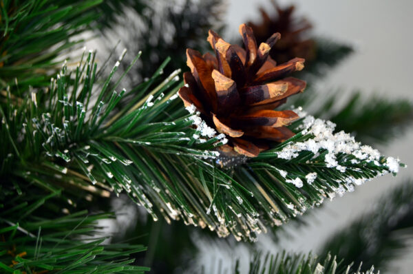 Mesterséges karácsonyfa Christmas Deluxe by Sersimo, fa törzsű talppal, havas tobozokkal díszített, 220 cm - Image 12