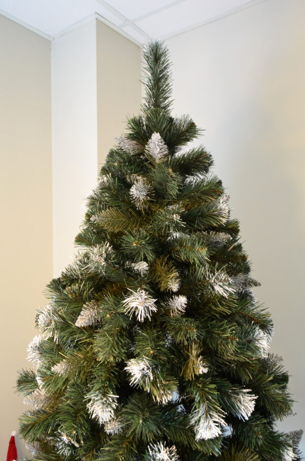 Mesterséges karácsonyfa Christmas Deluxe by Sersimo, fa törzsű talppal, havas (Snow), 220 cmPARAMÉTEREK: Fa magassága: 220 cm Zöld talp mérete: 21 x 21 cm Csúcs magassága: kb. 30 cm A karácsonyfa maximális szélessége (átmérő): 90 cm Talp magassága: 10 cm Ágszintek száma: 11 + csúcs Ágak száma: 32 Elágazások száma: 281 Törzs átmérője: kb. 8 cm Összecsukható talp A korona elemeinek száma: 2 Fából készült törzs magassága: kb. 55 cm Kiegészítő: jutazsák a talp eltakarásához Összeszerelést igényel Természetes fatörzs, amelyen gyanta- és ágelválások nyomai előfordulhatnak. A törzs átmérője és magassága enyhén eltérhet, mivel természetes anyagról van szó. EGYEDI KARÁCSONYI FA EGYEDI KARÁCSONYRA Mi lehet varázslatosabb, mint a karácsony egyedülálló hangulata? Valószínűleg senki sem kételkedik abban, hogy egy gyönyörűen feldíszített karácsonyfa a legfontosabb eleme ennek a varázslatos ünnepi légkörnek. A karácsonyfa díszítése a családdal együtt az év egyik legemlékezetesebb pillanata, amely számos szép emléket idéz fel. A bemutatott karácsonyfa különleges módon tükrözi vissza a karácsony csodálatos hangulatát – egyszerre ismerős és meghitt formában –, kiemelve az ünnep melegét és családias légkörét. FEDEZZE FEL KARÁCSONYFÁNK ELŐNYEIT  Precíz kivitelezés, amely ötvözi a tartósságot és az eleganciát  Sűrű ág- és tűelrendezés  Egyenletes tűeloszlás az ágak mentén – nincsenek hézagok  Könnyen formázható ágak, többféle alakzatban hajlíthatók  Élethű és változatos ágvégek  Természetes fenyőtűket tökéletesen utánzó szín  Magassági szintekhez igazodó ágstruktúra  Erős és tartós huzalok - Image 12