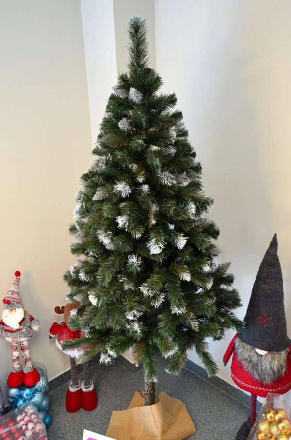 Mesterséges karácsonyfa Christmas Deluxe by Sersimo, fa törzsű talppal, havas (Snow), 220 cmPARAMÉTEREK: Fa magassága: 220 cm Zöld talp mérete: 21 x 21 cm Csúcs magassága: kb. 30 cm A karácsonyfa maximális szélessége (átmérő): 90 cm Talp magassága: 10 cm Ágszintek száma: 11 + csúcs Ágak száma: 32 Elágazások száma: 281 Törzs átmérője: kb. 8 cm Összecsukható talp A korona elemeinek száma: 2 Fából készült törzs magassága: kb. 55 cm Kiegészítő: jutazsák a talp eltakarásához Összeszerelést igényel Természetes fatörzs, amelyen gyanta- és ágelválások nyomai előfordulhatnak. A törzs átmérője és magassága enyhén eltérhet, mivel természetes anyagról van szó. EGYEDI KARÁCSONYI FA EGYEDI KARÁCSONYRA Mi lehet varázslatosabb, mint a karácsony egyedülálló hangulata? Valószínűleg senki sem kételkedik abban, hogy egy gyönyörűen feldíszített karácsonyfa a legfontosabb eleme ennek a varázslatos ünnepi légkörnek. A karácsonyfa díszítése a családdal együtt az év egyik legemlékezetesebb pillanata, amely számos szép emléket idéz fel. A bemutatott karácsonyfa különleges módon tükrözi vissza a karácsony csodálatos hangulatát – egyszerre ismerős és meghitt formában –, kiemelve az ünnep melegét és családias légkörét. FEDEZZE FEL KARÁCSONYFÁNK ELŐNYEIT  Precíz kivitelezés, amely ötvözi a tartósságot és az eleganciát  Sűrű ág- és tűelrendezés  Egyenletes tűeloszlás az ágak mentén – nincsenek hézagok  Könnyen formázható ágak, többféle alakzatban hajlíthatók  Élethű és változatos ágvégek  Természetes fenyőtűket tökéletesen utánzó szín  Magassági szintekhez igazodó ágstruktúra  Erős és tartós huzalok - Image 13