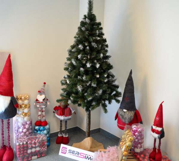 Mesterséges karácsonyfa Christmas Deluxe by Sersimo, fa törzsű talppal, havas (Snow), 220 cmPARAMÉTEREK: Fa magassága: 220 cm Zöld talp mérete: 21 x 21 cm Csúcs magassága: kb. 30 cm A karácsonyfa maximális szélessége (átmérő): 90 cm Talp magassága: 10 cm Ágszintek száma: 11 + csúcs Ágak száma: 32 Elágazások száma: 281 Törzs átmérője: kb. 8 cm Összecsukható talp A korona elemeinek száma: 2 Fából készült törzs magassága: kb. 55 cm Kiegészítő: jutazsák a talp eltakarásához Összeszerelést igényel Természetes fatörzs, amelyen gyanta- és ágelválások nyomai előfordulhatnak. A törzs átmérője és magassága enyhén eltérhet, mivel természetes anyagról van szó. EGYEDI KARÁCSONYI FA EGYEDI KARÁCSONYRA Mi lehet varázslatosabb, mint a karácsony egyedülálló hangulata? Valószínűleg senki sem kételkedik abban, hogy egy gyönyörűen feldíszített karácsonyfa a legfontosabb eleme ennek a varázslatos ünnepi légkörnek. A karácsonyfa díszítése a családdal együtt az év egyik legemlékezetesebb pillanata, amely számos szép emléket idéz fel. A bemutatott karácsonyfa különleges módon tükrözi vissza a karácsony csodálatos hangulatát – egyszerre ismerős és meghitt formában –, kiemelve az ünnep melegét és családias légkörét. FEDEZZE FEL KARÁCSONYFÁNK ELŐNYEIT  Precíz kivitelezés, amely ötvözi a tartósságot és az eleganciát  Sűrű ág- és tűelrendezés  Egyenletes tűeloszlás az ágak mentén – nincsenek hézagok  Könnyen formázható ágak, többféle alakzatban hajlíthatók  Élethű és változatos ágvégek  Természetes fenyőtűket tökéletesen utánzó szín  Magassági szintekhez igazodó ágstruktúra  Erős és tartós huzalok - Image 14