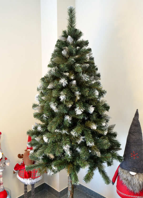 Mesterséges karácsonyfa Christmas Deluxe by Sersimo, fa törzsű talppal, havas (Snow), 220 cmPARAMÉTEREK: Fa magassága: 220 cm Zöld talp mérete: 21 x 21 cm Csúcs magassága: kb. 30 cm A karácsonyfa maximális szélessége (átmérő): 90 cm Talp magassága: 10 cm Ágszintek száma: 11 + csúcs Ágak száma: 32 Elágazások száma: 281 Törzs átmérője: kb. 8 cm Összecsukható talp A korona elemeinek száma: 2 Fából készült törzs magassága: kb. 55 cm Kiegészítő: jutazsák a talp eltakarásához Összeszerelést igényel Természetes fatörzs, amelyen gyanta- és ágelválások nyomai előfordulhatnak. A törzs átmérője és magassága enyhén eltérhet, mivel természetes anyagról van szó. EGYEDI KARÁCSONYI FA EGYEDI KARÁCSONYRA Mi lehet varázslatosabb, mint a karácsony egyedülálló hangulata? Valószínűleg senki sem kételkedik abban, hogy egy gyönyörűen feldíszített karácsonyfa a legfontosabb eleme ennek a varázslatos ünnepi légkörnek. A karácsonyfa díszítése a családdal együtt az év egyik legemlékezetesebb pillanata, amely számos szép emléket idéz fel. A bemutatott karácsonyfa különleges módon tükrözi vissza a karácsony csodálatos hangulatát – egyszerre ismerős és meghitt formában –, kiemelve az ünnep melegét és családias légkörét. FEDEZZE FEL KARÁCSONYFÁNK ELŐNYEIT  Precíz kivitelezés, amely ötvözi a tartósságot és az eleganciát  Sűrű ág- és tűelrendezés  Egyenletes tűeloszlás az ágak mentén – nincsenek hézagok  Könnyen formázható ágak, többféle alakzatban hajlíthatók  Élethű és változatos ágvégek  Természetes fenyőtűket tökéletesen utánzó szín  Magassági szintekhez igazodó ágstruktúra  Erős és tartós huzalok - Image 15