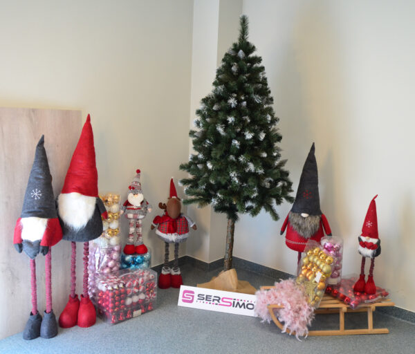 Mesterséges karácsonyfa Christmas Deluxe by Sersimo, fa törzsű talppal, havas (Snow), 220 cmPARAMÉTEREK: Fa magassága: 220 cm Zöld talp mérete: 21 x 21 cm Csúcs magassága: kb. 30 cm A karácsonyfa maximális szélessége (átmérő): 90 cm Talp magassága: 10 cm Ágszintek száma: 11 + csúcs Ágak száma: 32 Elágazások száma: 281 Törzs átmérője: kb. 8 cm Összecsukható talp A korona elemeinek száma: 2 Fából készült törzs magassága: kb. 55 cm Kiegészítő: jutazsák a talp eltakarásához Összeszerelést igényel Természetes fatörzs, amelyen gyanta- és ágelválások nyomai előfordulhatnak. A törzs átmérője és magassága enyhén eltérhet, mivel természetes anyagról van szó. EGYEDI KARÁCSONYI FA EGYEDI KARÁCSONYRA Mi lehet varázslatosabb, mint a karácsony egyedülálló hangulata? Valószínűleg senki sem kételkedik abban, hogy egy gyönyörűen feldíszített karácsonyfa a legfontosabb eleme ennek a varázslatos ünnepi légkörnek. A karácsonyfa díszítése a családdal együtt az év egyik legemlékezetesebb pillanata, amely számos szép emléket idéz fel. A bemutatott karácsonyfa különleges módon tükrözi vissza a karácsony csodálatos hangulatát – egyszerre ismerős és meghitt formában –, kiemelve az ünnep melegét és családias légkörét. FEDEZZE FEL KARÁCSONYFÁNK ELŐNYEIT  Precíz kivitelezés, amely ötvözi a tartósságot és az eleganciát  Sűrű ág- és tűelrendezés  Egyenletes tűeloszlás az ágak mentén – nincsenek hézagok  Könnyen formázható ágak, többféle alakzatban hajlíthatók  Élethű és változatos ágvégek  Természetes fenyőtűket tökéletesen utánzó szín  Magassági szintekhez igazodó ágstruktúra  Erős és tartós huzalok - Image 19