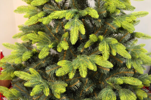 Mesterséges karácsonyfa Christmas Deluxe by Sersimo, Everest, 2D és 3D tűkeverék, 280 cmPARAMÉTEREK:  – Tű anyaga: PE + PVC – Fa magassága: 280 cm – Ágak színe: zöld, barna elemekkel – Átmérő a legszélesebb ponton: kb. 155 cm – Talp magassága: 16 cm – Talp színe: sötétzöld – Talp átlós szélessége: 50 cm – Távolság a talp lábai között: 35 cm – Gumitalpak a lábakon a padló védelme érdekében – 3 ezüstzár az alapon a stabilitás érdekében – Ágszintek száma: 19 + csúcs – Ágak száma: 104 – Elágazások száma: PE (3D tűk) – 393, PVC (2D tűk) – 866 – A korona elemeinek száma: 3 darab – Összeszerelést igényel – Európai Unióban gyártva  EGYEDI KARÁCSONYFA EGYEDI KARÁCSONYRA  Mi lehet varázslatosabb, mint a karácsony egyedülálló hangulata? Valószínűleg egyikünk sem kételkedik abban, hogy egy gyönyörűen feldíszített karácsonyfa a legfontosabb eleme ennek a varázslatos ünnepi atmoszférának. Hiszen a karácsonyfa közös díszítésének éves családi rituáléja az egyik legemlékezetesebb pillanat, amely sok szép emléket idéz fel. A bemutatott karácsonyfa egyedi módon, mégis ismerősen és szeretetteljesen tükrözi a karácsony varázsát, kiemelve annak melegségét és családi hangulatát.  FEDEZZE FEL KARÁCSONYFÁNK ELŐNYEIT: – precíz kivitelezés, amely ötvözi a tartósságot és az eleganciát – nagy ág- és tűsűrűség – egyenletes tűeloszlás az egész ágon – hézagok nélkül – szabad hely az alsó ág alatt az ajándékok számára – az ágak többféleképpen formálhatók – változatos és élethű ágvégek – a tűk színe tökéletesen utánozza a természetes fenyőt – a különböző magassági szinteken eltérő ágrendszer – vastag és tartós drótok – az egész szerkezet megbízhatósága – a fa szinte megkülönböztethetetlen a valódi fenyőtől - Image 12