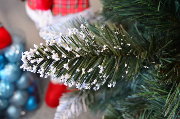 Brad artificial Christmas Deluxe by Sersimo, Danemark, nins cu conuri, 220cm - Image 7