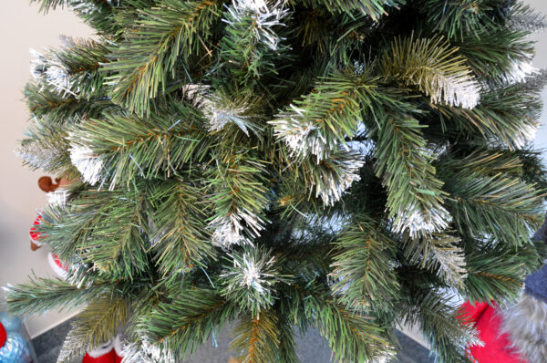 Mesterséges karácsonyfa Christmas Deluxe by Sersimo, fa törzsű talppal, havas (Snow), 220 cmPARAMÉTEREK: Fa magassága: 220 cm Zöld talp mérete: 21 x 21 cm Csúcs magassága: kb. 30 cm A karácsonyfa maximális szélessége (átmérő): 90 cm Talp magassága: 10 cm Ágszintek száma: 11 + csúcs Ágak száma: 32 Elágazások száma: 281 Törzs átmérője: kb. 8 cm Összecsukható talp A korona elemeinek száma: 2 Fából készült törzs magassága: kb. 55 cm Kiegészítő: jutazsák a talp eltakarásához Összeszerelést igényel Természetes fatörzs, amelyen gyanta- és ágelválások nyomai előfordulhatnak. A törzs átmérője és magassága enyhén eltérhet, mivel természetes anyagról van szó. EGYEDI KARÁCSONYI FA EGYEDI KARÁCSONYRA Mi lehet varázslatosabb, mint a karácsony egyedülálló hangulata? Valószínűleg senki sem kételkedik abban, hogy egy gyönyörűen feldíszített karácsonyfa a legfontosabb eleme ennek a varázslatos ünnepi légkörnek. A karácsonyfa díszítése a családdal együtt az év egyik legemlékezetesebb pillanata, amely számos szép emléket idéz fel. A bemutatott karácsonyfa különleges módon tükrözi vissza a karácsony csodálatos hangulatát – egyszerre ismerős és meghitt formában –, kiemelve az ünnep melegét és családias légkörét. FEDEZZE FEL KARÁCSONYFÁNK ELŐNYEIT  Precíz kivitelezés, amely ötvözi a tartósságot és az eleganciát  Sűrű ág- és tűelrendezés  Egyenletes tűeloszlás az ágak mentén – nincsenek hézagok  Könnyen formázható ágak, többféle alakzatban hajlíthatók  Élethű és változatos ágvégek  Természetes fenyőtűket tökéletesen utánzó szín  Magassági szintekhez igazodó ágstruktúra  Erős és tartós huzalok - Image 9