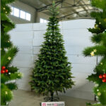 Mesterséges karácsonyfa Christmas Deluxe by Sersimo, Everest, 2D és 3D tűkeverék, 280 cmPARAMÉTEREK:  – Tű anyaga: PE + PVC – Fa magassága: 280 cm – Ágak színe: zöld, barna elemekkel – Átmérő a legszélesebb ponton: kb. 155 cm – Talp magassága: 16 cm – Talp színe: sötétzöld – Talp átlós szélessége: 50 cm – Távolság a talp lábai között: 35 cm – Gumitalpak a lábakon a padló védelme érdekében – 3 ezüstzár az alapon a stabilitás érdekében – Ágszintek száma: 19 + csúcs – Ágak száma: 104 – Elágazások száma: PE (3D tűk) – 393, PVC (2D tűk) – 866 – A korona elemeinek száma: 3 darab – Összeszerelést igényel – Európai Unióban gyártva  EGYEDI KARÁCSONYFA EGYEDI KARÁCSONYRA  Mi lehet varázslatosabb, mint a karácsony egyedülálló hangulata? Valószínűleg egyikünk sem kételkedik abban, hogy egy gyönyörűen feldíszített karácsonyfa a legfontosabb eleme ennek a varázslatos ünnepi atmoszférának. Hiszen a karácsonyfa közös díszítésének éves családi rituáléja az egyik legemlékezetesebb pillanat, amely sok szép emléket idéz fel. A bemutatott karácsonyfa egyedi módon, mégis ismerősen és szeretetteljesen tükrözi a karácsony varázsát, kiemelve annak melegségét és családi hangulatát.  FEDEZZE FEL KARÁCSONYFÁNK ELŐNYEIT: – precíz kivitelezés, amely ötvözi a tartósságot és az eleganciát – nagy ág- és tűsűrűség – egyenletes tűeloszlás az egész ágon – hézagok nélkül – szabad hely az alsó ág alatt az ajándékok számára – az ágak többféleképpen formálhatók – változatos és élethű ágvégek – a tűk színe tökéletesen utánozza a természetes fenyőt – a különböző magassági szinteken eltérő ágrendszer – vastag és tartós drótok – az egész szerkezet megbízhatósága – a fa szinte megkülönböztethetetlen a valódi fenyőtől