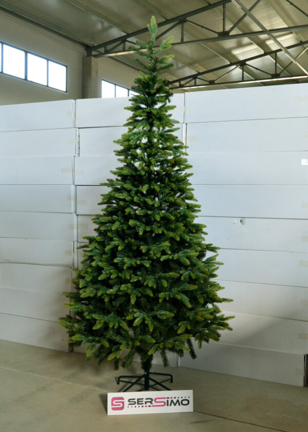 Mesterséges karácsonyfa Christmas Deluxe by Sersimo, Everest, 2D és 3D tűkeverék, 280 cmPARAMÉTEREK:  – Tű anyaga: PE + PVC – Fa magassága: 280 cm – Ágak színe: zöld, barna elemekkel – Átmérő a legszélesebb ponton: kb. 155 cm – Talp magassága: 16 cm – Talp színe: sötétzöld – Talp átlós szélessége: 50 cm – Távolság a talp lábai között: 35 cm – Gumitalpak a lábakon a padló védelme érdekében – 3 ezüstzár az alapon a stabilitás érdekében – Ágszintek száma: 19 + csúcs – Ágak száma: 104 – Elágazások száma: PE (3D tűk) – 393, PVC (2D tűk) – 866 – A korona elemeinek száma: 3 darab – Összeszerelést igényel – Európai Unióban gyártva  EGYEDI KARÁCSONYFA EGYEDI KARÁCSONYRA  Mi lehet varázslatosabb, mint a karácsony egyedülálló hangulata? Valószínűleg egyikünk sem kételkedik abban, hogy egy gyönyörűen feldíszített karácsonyfa a legfontosabb eleme ennek a varázslatos ünnepi atmoszférának. Hiszen a karácsonyfa közös díszítésének éves családi rituáléja az egyik legemlékezetesebb pillanat, amely sok szép emléket idéz fel. A bemutatott karácsonyfa egyedi módon, mégis ismerősen és szeretetteljesen tükrözi a karácsony varázsát, kiemelve annak melegségét és családi hangulatát.  FEDEZZE FEL KARÁCSONYFÁNK ELŐNYEIT: – precíz kivitelezés, amely ötvözi a tartósságot és az eleganciát – nagy ág- és tűsűrűség – egyenletes tűeloszlás az egész ágon – hézagok nélkül – szabad hely az alsó ág alatt az ajándékok számára – az ágak többféleképpen formálhatók – változatos és élethű ágvégek – a tűk színe tökéletesen utánozza a természetes fenyőt – a különböző magassági szinteken eltérő ágrendszer – vastag és tartós drótok – az egész szerkezet megbízhatósága – a fa szinte megkülönböztethetetlen a valódi fenyőtől - Image 2