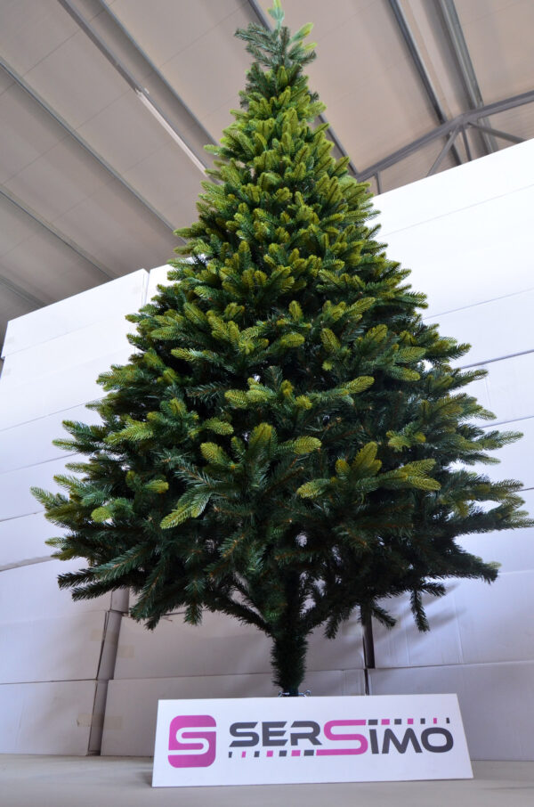 Mesterséges karácsonyfa Christmas Deluxe by Sersimo, Everest, 2D és 3D tűkeverék, 280 cmPARAMÉTEREK:  – Tű anyaga: PE + PVC – Fa magassága: 280 cm – Ágak színe: zöld, barna elemekkel – Átmérő a legszélesebb ponton: kb. 155 cm – Talp magassága: 16 cm – Talp színe: sötétzöld – Talp átlós szélessége: 50 cm – Távolság a talp lábai között: 35 cm – Gumitalpak a lábakon a padló védelme érdekében – 3 ezüstzár az alapon a stabilitás érdekében – Ágszintek száma: 19 + csúcs – Ágak száma: 104 – Elágazások száma: PE (3D tűk) – 393, PVC (2D tűk) – 866 – A korona elemeinek száma: 3 darab – Összeszerelést igényel – Európai Unióban gyártva  EGYEDI KARÁCSONYFA EGYEDI KARÁCSONYRA  Mi lehet varázslatosabb, mint a karácsony egyedülálló hangulata? Valószínűleg egyikünk sem kételkedik abban, hogy egy gyönyörűen feldíszített karácsonyfa a legfontosabb eleme ennek a varázslatos ünnepi atmoszférának. Hiszen a karácsonyfa közös díszítésének éves családi rituáléja az egyik legemlékezetesebb pillanat, amely sok szép emléket idéz fel. A bemutatott karácsonyfa egyedi módon, mégis ismerősen és szeretetteljesen tükrözi a karácsony varázsát, kiemelve annak melegségét és családi hangulatát.  FEDEZZE FEL KARÁCSONYFÁNK ELŐNYEIT: – precíz kivitelezés, amely ötvözi a tartósságot és az eleganciát – nagy ág- és tűsűrűség – egyenletes tűeloszlás az egész ágon – hézagok nélkül – szabad hely az alsó ág alatt az ajándékok számára – az ágak többféleképpen formálhatók – változatos és élethű ágvégek – a tűk színe tökéletesen utánozza a természetes fenyőt – a különböző magassági szinteken eltérő ágrendszer – vastag és tartós drótok – az egész szerkezet megbízhatósága – a fa szinte megkülönböztethetetlen a valódi fenyőtől - Image 3