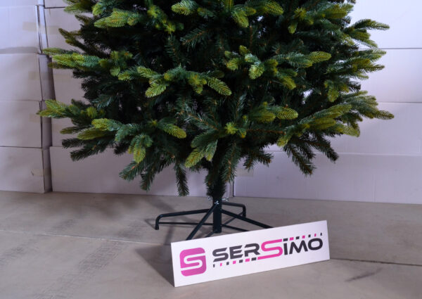Mesterséges karácsonyfa Christmas Deluxe by Sersimo, Everest, 2D és 3D tűkeverék, 280 cmPARAMÉTEREK:  – Tű anyaga: PE + PVC – Fa magassága: 280 cm – Ágak színe: zöld, barna elemekkel – Átmérő a legszélesebb ponton: kb. 155 cm – Talp magassága: 16 cm – Talp színe: sötétzöld – Talp átlós szélessége: 50 cm – Távolság a talp lábai között: 35 cm – Gumitalpak a lábakon a padló védelme érdekében – 3 ezüstzár az alapon a stabilitás érdekében – Ágszintek száma: 19 + csúcs – Ágak száma: 104 – Elágazások száma: PE (3D tűk) – 393, PVC (2D tűk) – 866 – A korona elemeinek száma: 3 darab – Összeszerelést igényel – Európai Unióban gyártva  EGYEDI KARÁCSONYFA EGYEDI KARÁCSONYRA  Mi lehet varázslatosabb, mint a karácsony egyedülálló hangulata? Valószínűleg egyikünk sem kételkedik abban, hogy egy gyönyörűen feldíszített karácsonyfa a legfontosabb eleme ennek a varázslatos ünnepi atmoszférának. Hiszen a karácsonyfa közös díszítésének éves családi rituáléja az egyik legemlékezetesebb pillanat, amely sok szép emléket idéz fel. A bemutatott karácsonyfa egyedi módon, mégis ismerősen és szeretetteljesen tükrözi a karácsony varázsát, kiemelve annak melegségét és családi hangulatát.  FEDEZZE FEL KARÁCSONYFÁNK ELŐNYEIT: – precíz kivitelezés, amely ötvözi a tartósságot és az eleganciát – nagy ág- és tűsűrűség – egyenletes tűeloszlás az egész ágon – hézagok nélkül – szabad hely az alsó ág alatt az ajándékok számára – az ágak többféleképpen formálhatók – változatos és élethű ágvégek – a tűk színe tökéletesen utánozza a természetes fenyőt – a különböző magassági szinteken eltérő ágrendszer – vastag és tartós drótok – az egész szerkezet megbízhatósága – a fa szinte megkülönböztethetetlen a valódi fenyőtől - Image 5