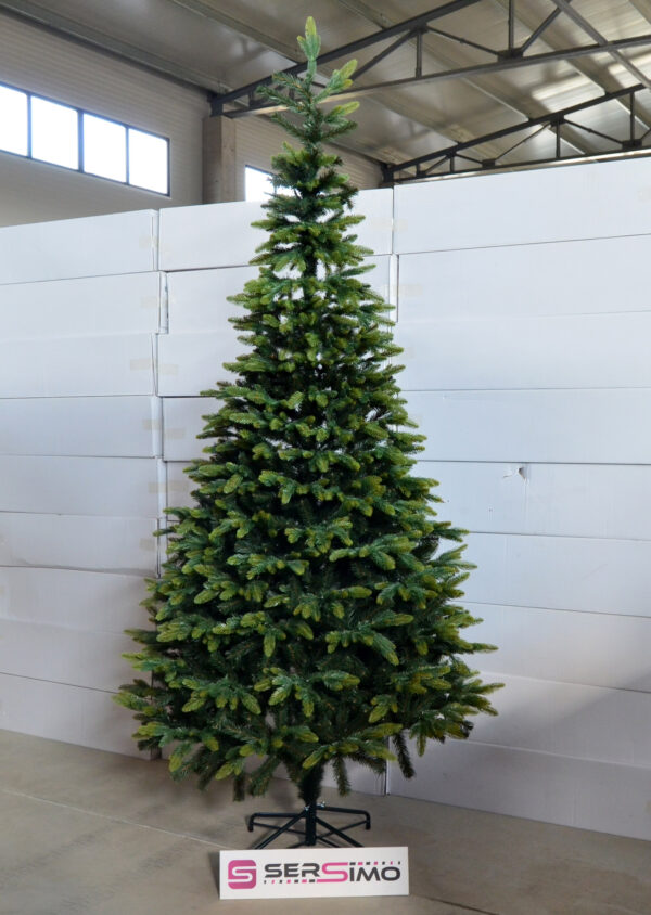Mesterséges karácsonyfa Christmas Deluxe by Sersimo, Everest, 2D és 3D tűkeverék, 280 cmPARAMÉTEREK:  – Tű anyaga: PE + PVC – Fa magassága: 280 cm – Ágak színe: zöld, barna elemekkel – Átmérő a legszélesebb ponton: kb. 155 cm – Talp magassága: 16 cm – Talp színe: sötétzöld – Talp átlós szélessége: 50 cm – Távolság a talp lábai között: 35 cm – Gumitalpak a lábakon a padló védelme érdekében – 3 ezüstzár az alapon a stabilitás érdekében – Ágszintek száma: 19 + csúcs – Ágak száma: 104 – Elágazások száma: PE (3D tűk) – 393, PVC (2D tűk) – 866 – A korona elemeinek száma: 3 darab – Összeszerelést igényel – Európai Unióban gyártva  EGYEDI KARÁCSONYFA EGYEDI KARÁCSONYRA  Mi lehet varázslatosabb, mint a karácsony egyedülálló hangulata? Valószínűleg egyikünk sem kételkedik abban, hogy egy gyönyörűen feldíszített karácsonyfa a legfontosabb eleme ennek a varázslatos ünnepi atmoszférának. Hiszen a karácsonyfa közös díszítésének éves családi rituáléja az egyik legemlékezetesebb pillanat, amely sok szép emléket idéz fel. A bemutatott karácsonyfa egyedi módon, mégis ismerősen és szeretetteljesen tükrözi a karácsony varázsát, kiemelve annak melegségét és családi hangulatát.  FEDEZZE FEL KARÁCSONYFÁNK ELŐNYEIT: – precíz kivitelezés, amely ötvözi a tartósságot és az eleganciát – nagy ág- és tűsűrűség – egyenletes tűeloszlás az egész ágon – hézagok nélkül – szabad hely az alsó ág alatt az ajándékok számára – az ágak többféleképpen formálhatók – változatos és élethű ágvégek – a tűk színe tökéletesen utánozza a természetes fenyőt – a különböző magassági szinteken eltérő ágrendszer – vastag és tartós drótok – az egész szerkezet megbízhatósága – a fa szinte megkülönböztethetetlen a valódi fenyőtől - Image 11