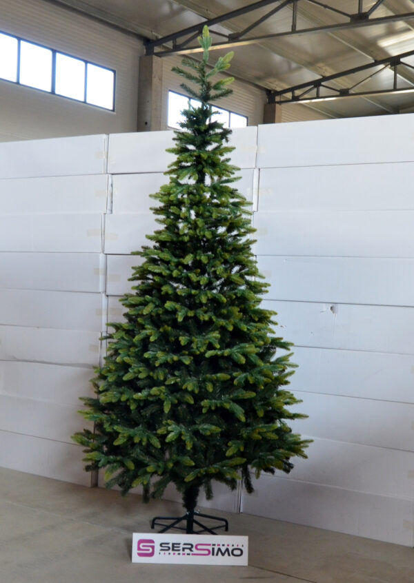 Mesterséges karácsonyfa Christmas Deluxe by Sersimo, Everest, 2D és 3D tűkeverék, 280 cmPARAMÉTEREK:  – Tű anyaga: PE + PVC – Fa magassága: 280 cm – Ágak színe: zöld, barna elemekkel – Átmérő a legszélesebb ponton: kb. 155 cm – Talp magassága: 16 cm – Talp színe: sötétzöld – Talp átlós szélessége: 50 cm – Távolság a talp lábai között: 35 cm – Gumitalpak a lábakon a padló védelme érdekében – 3 ezüstzár az alapon a stabilitás érdekében – Ágszintek száma: 19 + csúcs – Ágak száma: 104 – Elágazások száma: PE (3D tűk) – 393, PVC (2D tűk) – 866 – A korona elemeinek száma: 3 darab – Összeszerelést igényel – Európai Unióban gyártva  EGYEDI KARÁCSONYFA EGYEDI KARÁCSONYRA  Mi lehet varázslatosabb, mint a karácsony egyedülálló hangulata? Valószínűleg egyikünk sem kételkedik abban, hogy egy gyönyörűen feldíszített karácsonyfa a legfontosabb eleme ennek a varázslatos ünnepi atmoszférának. Hiszen a karácsonyfa közös díszítésének éves családi rituáléja az egyik legemlékezetesebb pillanat, amely sok szép emléket idéz fel. A bemutatott karácsonyfa egyedi módon, mégis ismerősen és szeretetteljesen tükrözi a karácsony varázsát, kiemelve annak melegségét és családi hangulatát.  FEDEZZE FEL KARÁCSONYFÁNK ELŐNYEIT: – precíz kivitelezés, amely ötvözi a tartósságot és az eleganciát – nagy ág- és tűsűrűség – egyenletes tűeloszlás az egész ágon – hézagok nélkül – szabad hely az alsó ág alatt az ajándékok számára – az ágak többféleképpen formálhatók – változatos és élethű ágvégek – a tűk színe tökéletesen utánozza a természetes fenyőt – a különböző magassági szinteken eltérő ágrendszer – vastag és tartós drótok – az egész szerkezet megbízhatósága – a fa szinte megkülönböztethetetlen a valódi fenyőtől - Image 13
