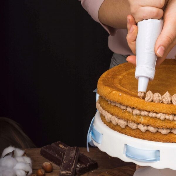 Tortadíszítő készlet forgatható tálalóval, 106 db díszítő sablonnal - Image 8