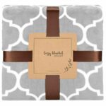 Patura pufoasa pentru 2 persoane, 150x200cm, cu model trifoi marocan, gri deschis