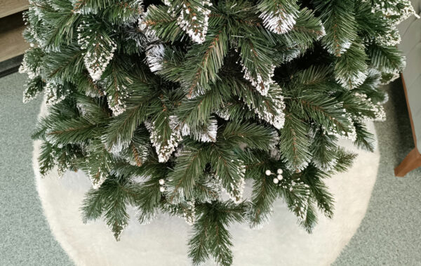 Műfenyő Christmas Deluxe by Sersimo, Crystal havas, fehér bogyókkal, 2D, 250 cm - Image 6