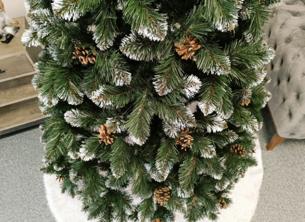 Műfenyő Christmas Deluxe by Sersimo, Lidia havas tobozos, 2D, 220 cm - Image 6