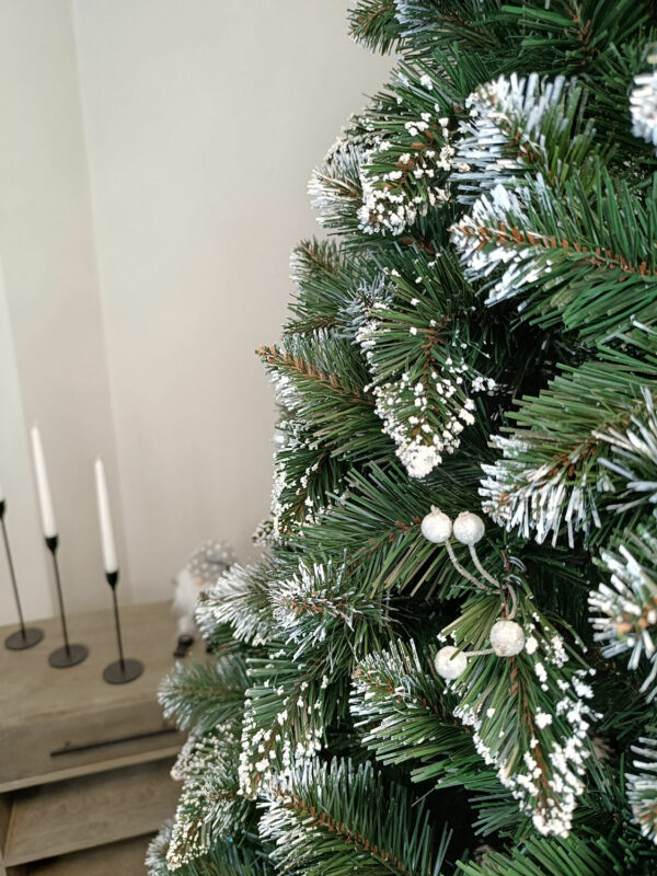 Műfenyő Christmas Deluxe by Sersimo, Crystal havas, fehér bogyókkal, 2D, 250 cm - Image 17