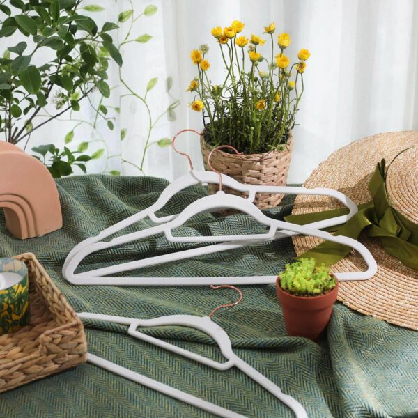 SONGMICS Set de 50 de umerase pentru haine, anti-alunecare cu catifea, bara de cravata si carlig pivotant, 43,5 cm, alb - Image 9