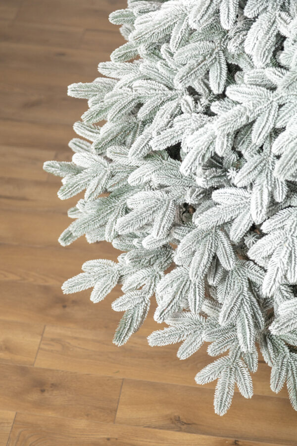 Mesterséges karácsonyfa Christmas Deluxe by Sersimo, Laponia Select havas kivitel, teljesen 3D, 210 cm - Image 4
