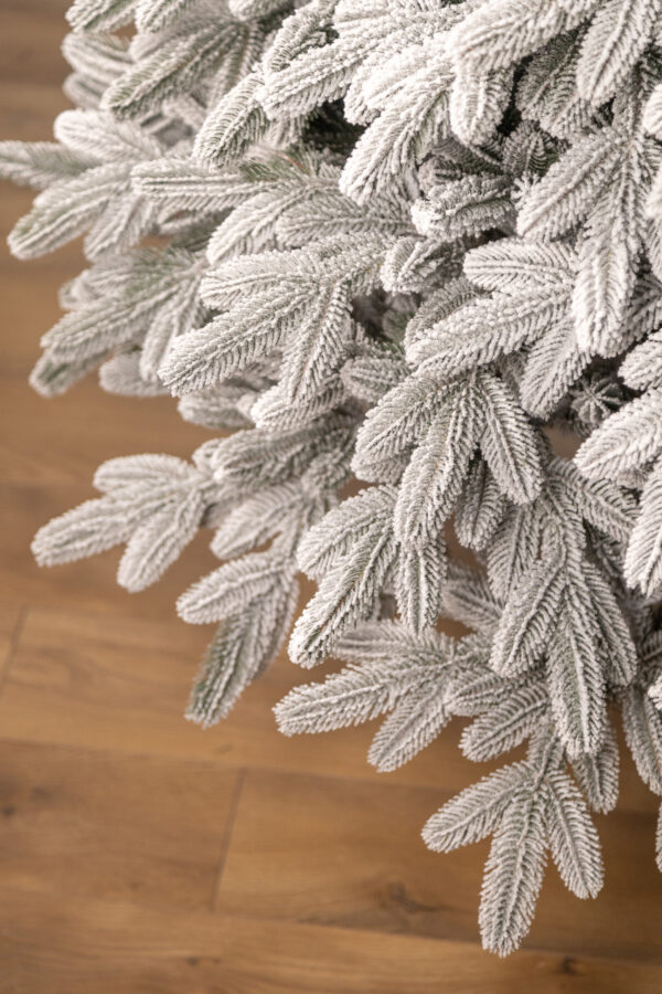 Mesterséges karácsonyfa Christmas Deluxe by Sersimo, Laponia Select havas kivitel, teljesen 3D, 210 cm - Image 15