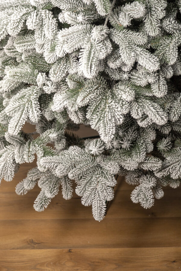 Műkarácsonyfa Christmas Deluxe by Sersimo, Kovalivka Select havas, teljesen 3D, 230 cm - Image 30