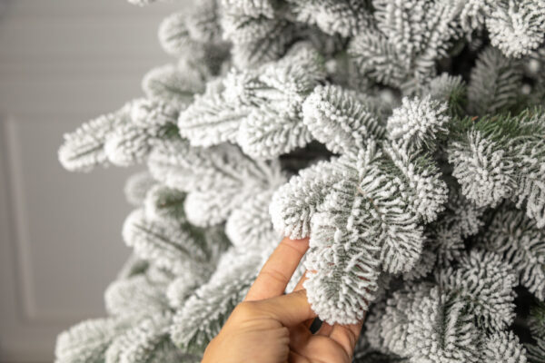 Műkarácsonyfa Christmas Deluxe by Sersimo, Kovalivka Select havas, teljesen 3D, 230 cm - Image 29
