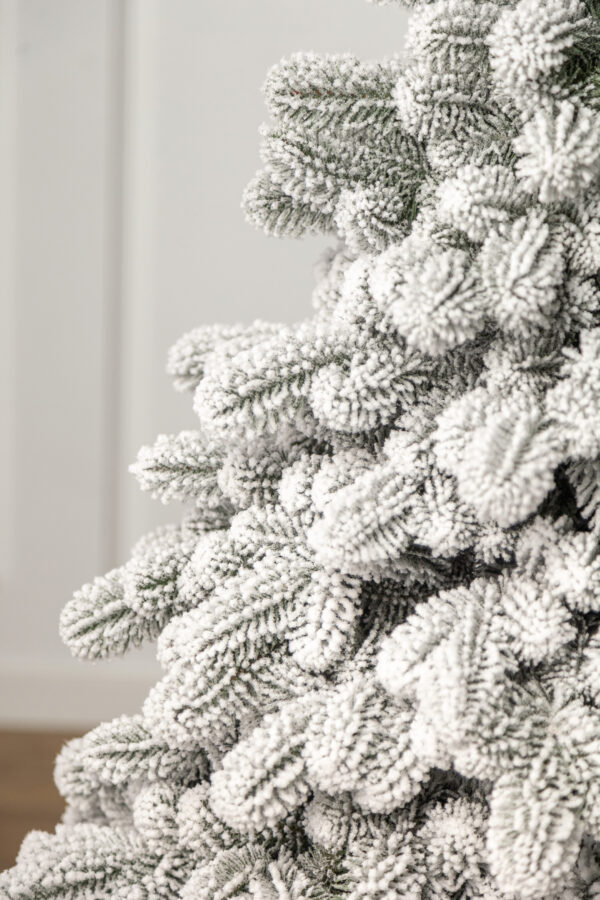 Műkarácsonyfa Christmas Deluxe by Sersimo, Kovalivka Select havas, teljesen 3D, 230 cm - Image 23