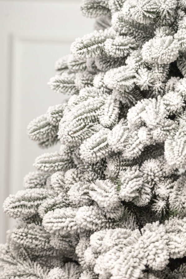 Műkarácsonyfa Christmas Deluxe by Sersimo, Kovalivka Select havas, teljesen 3D, 230 cm - Image 25