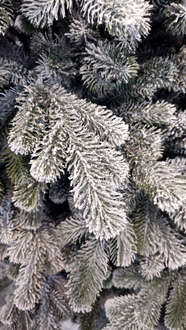 Műkarácsonyfa Christmas Deluxe by Sersimo, Kovalivka Select havas, teljesen 3D, 230 cm - Image 3
