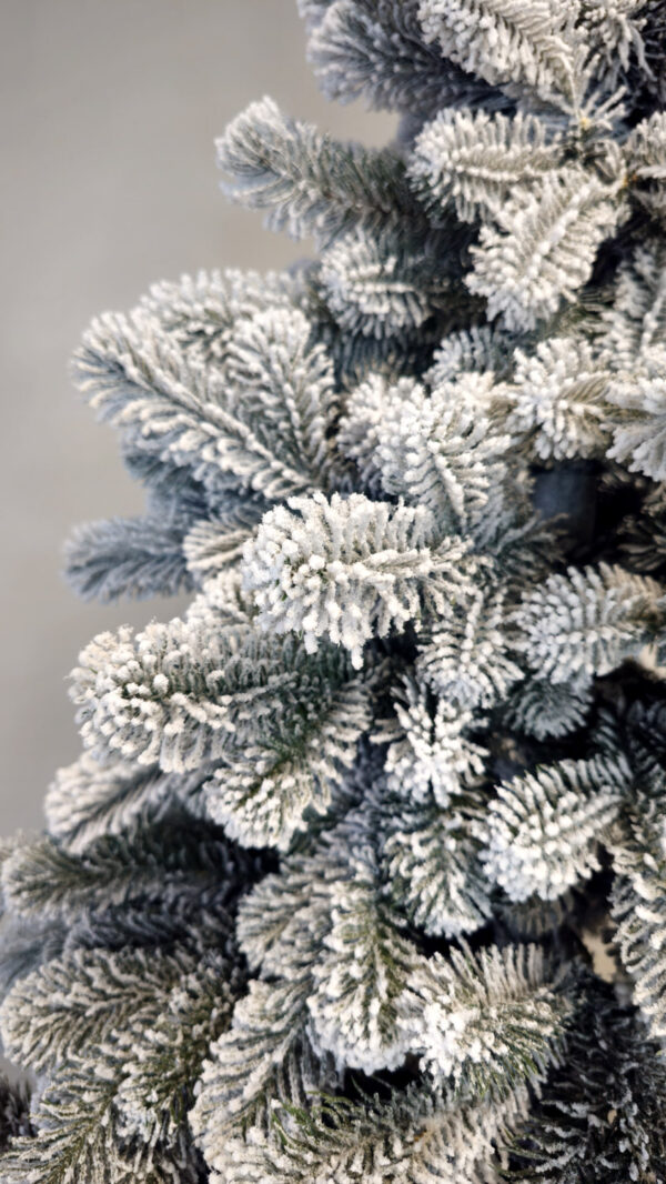 Műkarácsonyfa Christmas Deluxe by Sersimo, Kovalivka Select havas, teljesen 3D, 230 cm - Image 7