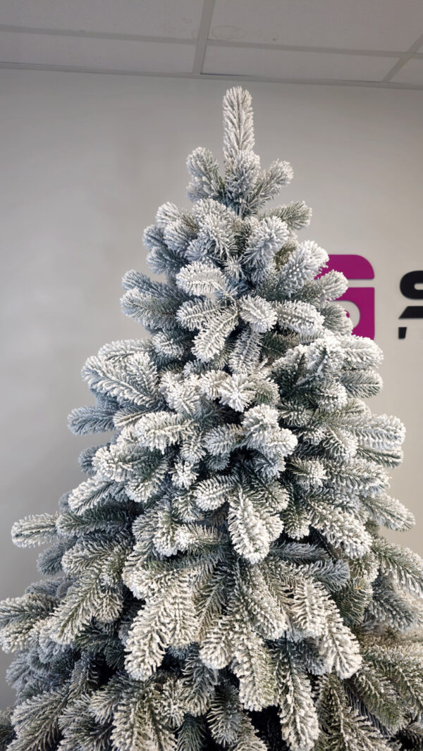 Műkarácsonyfa Christmas Deluxe by Sersimo, Kovalivka Select havas, teljesen 3D, 230 cm - Image 5