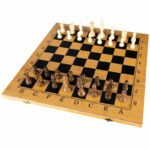 Fából készült sakk- és társasjáték, 48x48 cm, minden figurát tartalmaz, barna