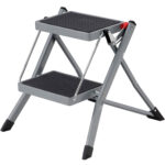 SONGMICS Összecsukható létra 2 lépcsővel, csúszásmentes gumi, fogantyúval, teherbírás 150 kg, acél, 50x60x44cm, szürke és fekete