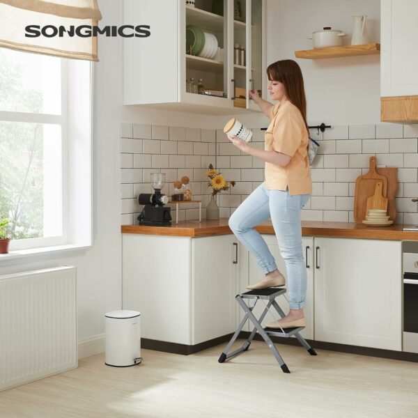 SONGMICS Összecsukható létra 2 lépcsővel, csúszásmentes gumi, fogantyúval, teherbírás 150 kg, acél, 50x60x44cm, szürke és fekete - Image 2